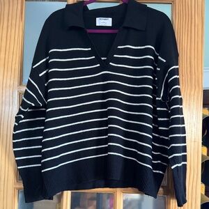 Old Navy Women's Black and White V-Neck Sweater